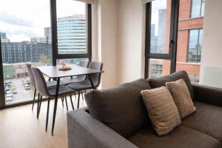 Industrial Luxe 2BR Designer Flat near Victoria - 6