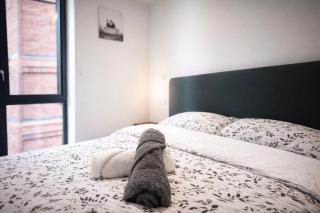 Industrial Luxe 2BR Designer Flat near Victoria - 3