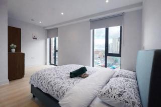 Industrial Luxe 2BR Designer Flat near Victoria - 1