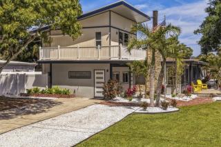 Entire Home | Sleeps 14 | Putt Putt Golf |Canal Views - 9