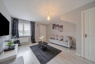 Spacious Four Bedroom House with Workspace, Garden and Free Parking - 8