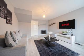 Spacious Four Bedroom House with Workspace, Garden and Free Parking - 0