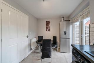 Spacious Four Bedroom House with Workspace, Garden and Free Parking - 4