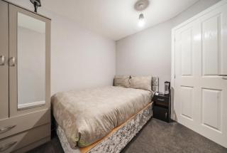 Spacious Four Bedroom House with Workspace, Garden and Free Parking - 3