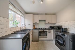 Spacious Four Bedroom House with Workspace, Garden and Free Parking - 5