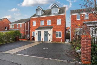 Spacious Four Bedroom House with Workspace, Garden and Free Parking - 9