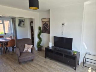 Luxury Modern 3 Bedroom home Bedford - 8