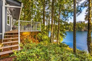 Lakefront retreat with view deck & private dock - 0