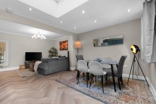Stylish 5-Bed Surrey Home, Garden and Free Parking - 3