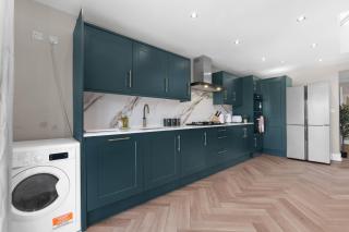 Stylish 5-Bed Surrey Home, Garden and Free Parking - 4