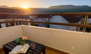 Dora Central Apartment - Free Parking & Sunrise View - 0