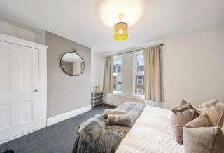Cosy 3 Bed in Medway FREE Parking Sleeps 6 - 8