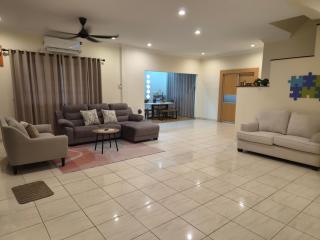 Bliss Homestay Miri - 3 Bedroom Double Storey Corner House with Netflix, Wi-Fi & hot water - 9