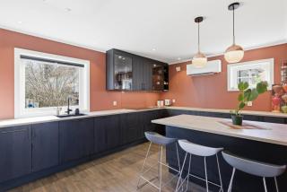 Urban comfort. 3BR. Stunning view.Free Parking - 9