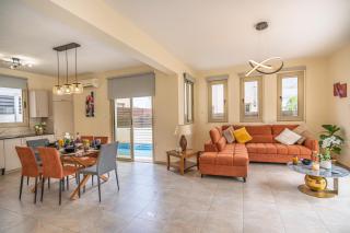 Mambo Private Villa with Pool by the Beach - 5