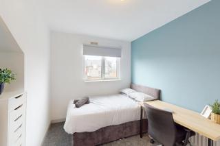 5bedroom house City Centre Free Parking - 2