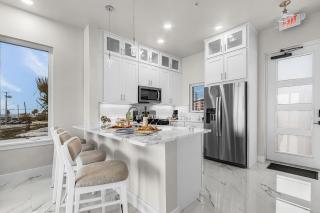 Luxury Lagoon Views, Pool & Steps to Beach Escape Near Times Square - Casa Lagoon 3 - Roelens - 1
