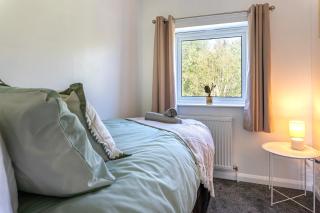 Willow House Stylish 3BR, 5 Guests Contractor Near MOD and HMRC - 1
