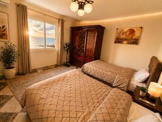 Seaview Elegant Apartment - 6