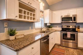 Coastal Chill Spot - Cozy 2BR Villa By The Beach - 4