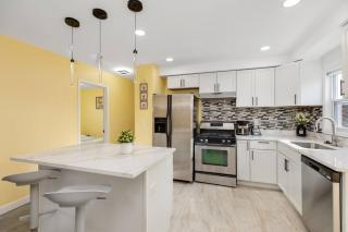 Spacious 6BR/2BA Family Retreat in Detroit - 8