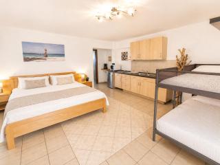 Flogita 5 Seaside Apartments - 150m from Beach, Ideal for Families & Groups - 6