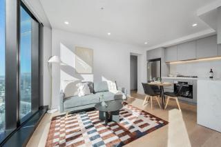 LaneStay - 2BR Panoramic Views w Pool Spa & Gym - 9