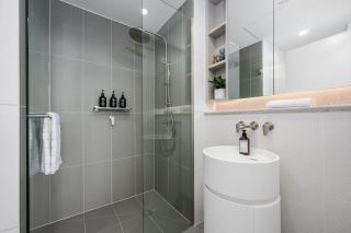 LaneStay - 2BR Panoramic Views w Pool Spa & Gym - 1