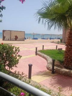 Beachfront Cozy Flat 10 minutes from air port, Free WIFI - 8