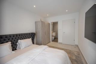 Luxury 2 Bed at The Bantree - Pool, Gym, Airport Residential - 8