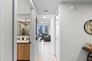 Central Miami Worldcenter Luxury Condo - 7