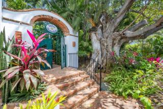 Zona Romantica OasisPool2 block Pier bars shop - 9