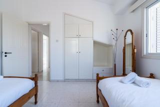 3BR Family Beach House 100m w/ Parking & Yard - 3