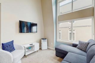 Belltown Court Sunset Suite - 7
