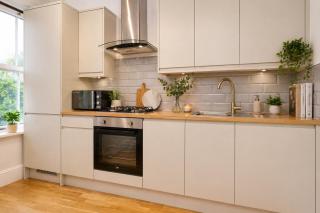 Sleek London Stay for 4 Fast City Access - 4