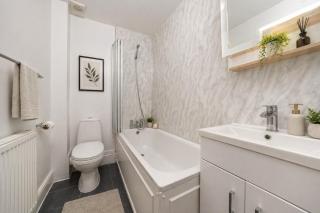 Sleek London Stay for 4 Fast City Access - 3
