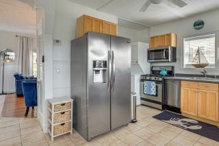 Gloucester Large 2-Room Studio, Full Kitchen, Deck - 3