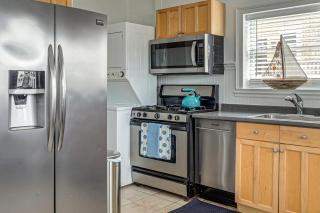 Gloucester Large 2-Room Studio, Full Kitchen, Deck - 2