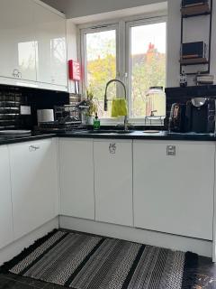 Alross rental - Elegant London Stay with Free Breakfast - 1