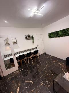 Alross rental - Elegant London Stay with Free Breakfast - 2