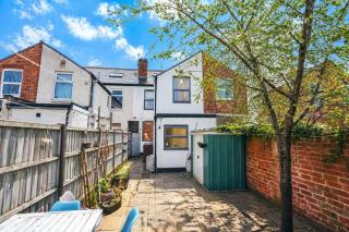 6-Bed House with Free Parking, Amazing Kitchen, Sleeping 6-8 - 0