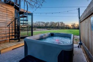 Hot Tub, Deck, Privacy, Pickle Ball, 10 Min to Waco - 8