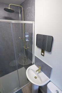 Deluxe Double 1 Suite Comfort, Style & Privacy - 8