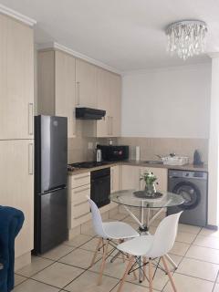 Stylish Bachelor Pad in the Heart of Fourways 2 - 7