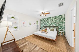 Lakefront Pool House 4BR Bike to Beach - 7