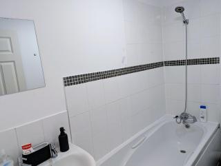 Chandlers Ford 2-bedroom with Free Parking - 1
