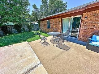 Texas Speedway Retreat: Desk + Cowboy Dipping Pool by Vacation Your Way - 8