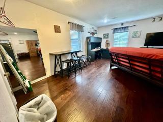 Texas Speedway Retreat: Desk + Cowboy Dipping Pool by Vacation Your Way - 6