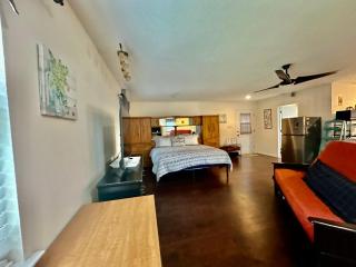 Texas Speedway Retreat: Desk + Cowboy Dipping Pool by Vacation Your Way - 3