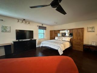 Texas Speedway Retreat: Desk + Cowboy Dipping Pool by Vacation Your Way - 1